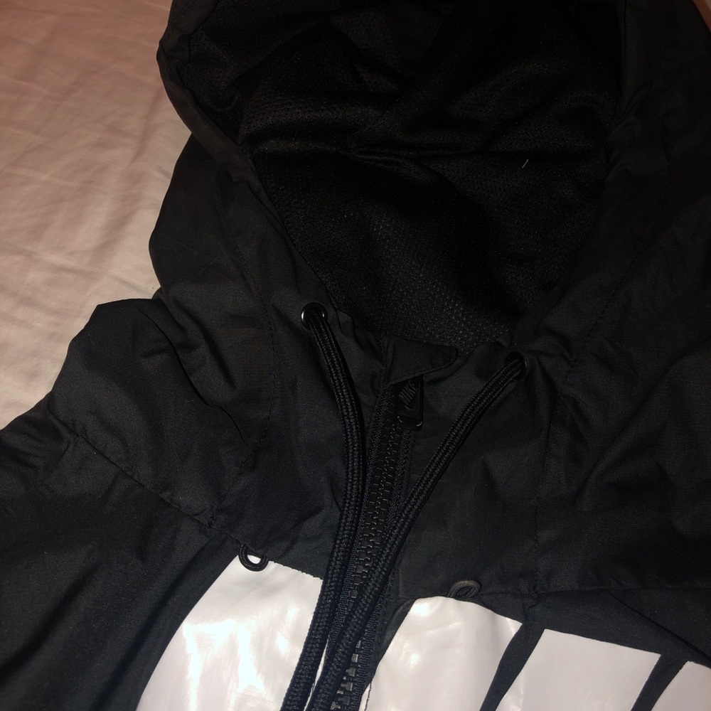 windbreaker - Picture 3 of 4